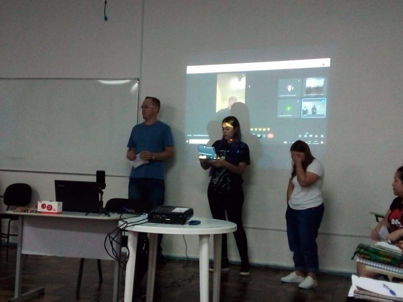 AULA DO CURSO DE PEDAGOGIA E SISTEMAS PARA INTERNET COM A PARTICIPAÇÃO REMOTA DE PROFESSOR DOUTORANDO DA PUC DE PORTO ALEGRE/RS